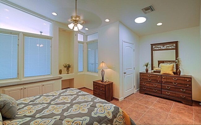 Photo - U of A  5 BEDROOM