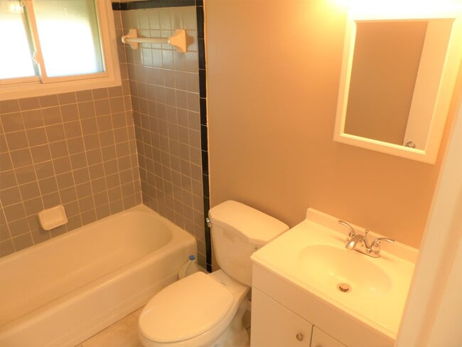 Photo - 7571 Pardee Rd