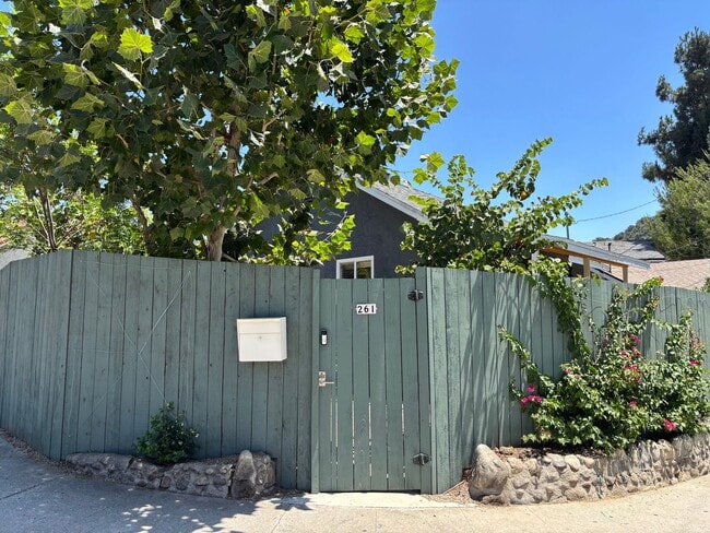Photo - 261 S Ave 52