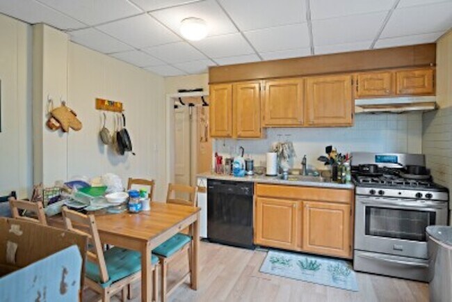 Building Photo - 852 Huntington Ave Unit 2 Rental