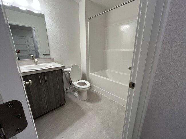 Photo - 1550 E 3rd St Unidad A