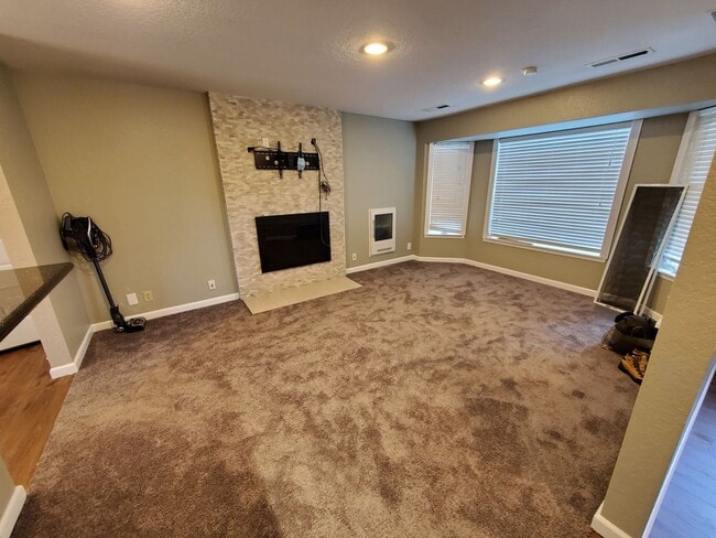 Photo - CUTE House with fenced yard & AIR-CONDITIONING in Lynnwood/N Bothell area