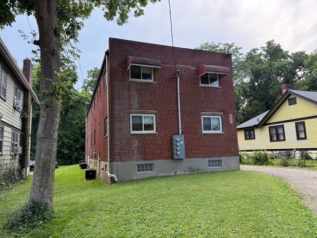 Building Photo - 5425 Stewart Ave Unit 1 Rental