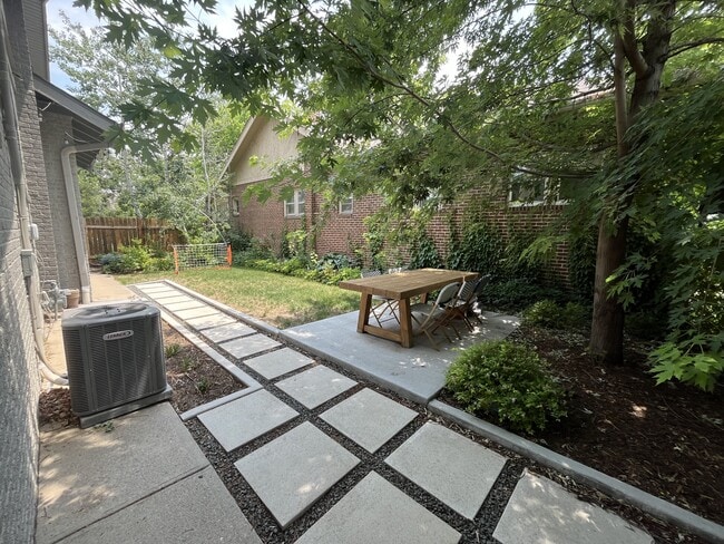 Photo - 2575 Dahlia St