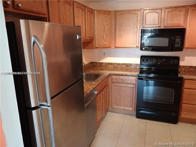 Building Photo - 2741 Taft St Unit 206