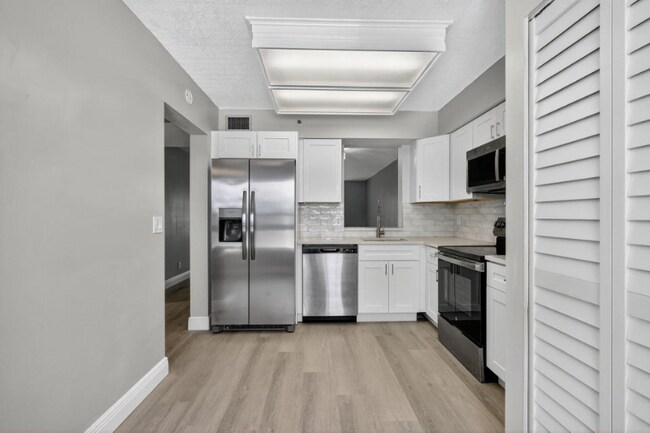 Building Photo - 14527 Bonaire Blvd