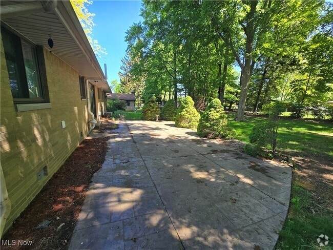 Building Photo - 5229 Evergreen Dr Rental