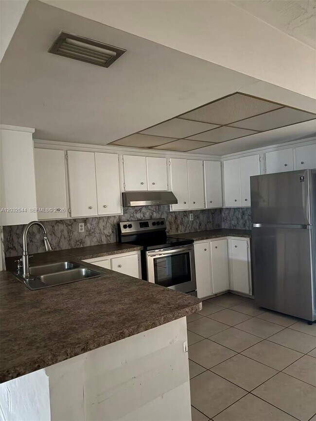 Photo - 7813 NW 70th Ct Unidad 1-2