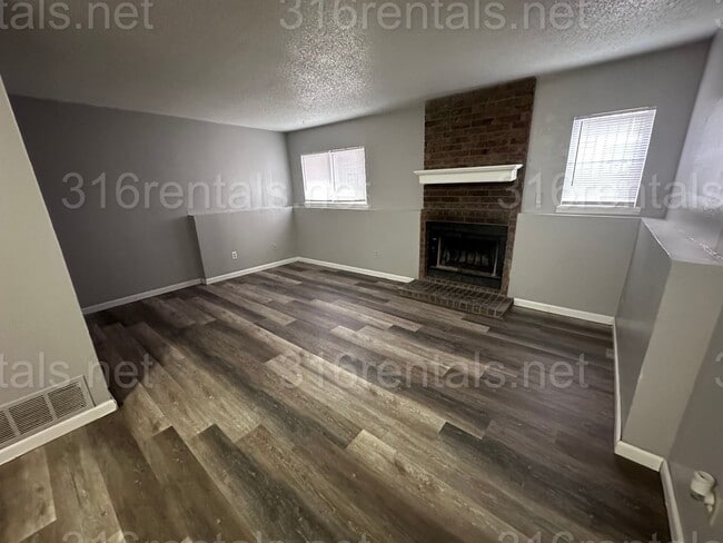 Photo - $895 - 2 bed 1.5 bath beautiful bi-level a... Unit 302