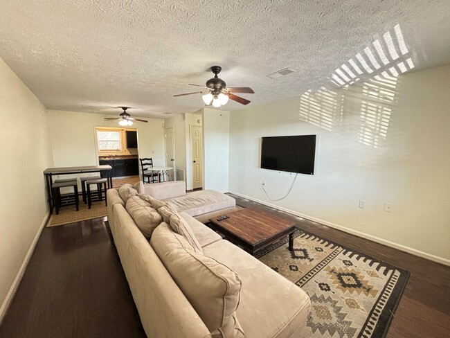 VILLAGE NORTH CONDO- 426 N. Donahue #14 - VILLAGE NORTH CONDO- 426 N. Donahue #14 Unidad 14