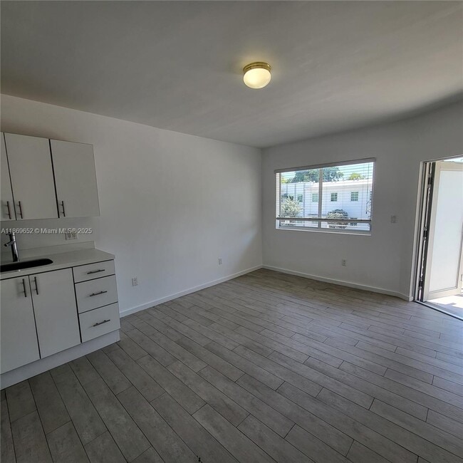 Photo - 1601 Meridian Ave Unit 209