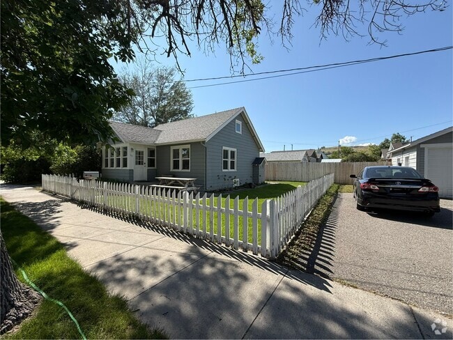 Building Photo - 515 E Callender St Rental
