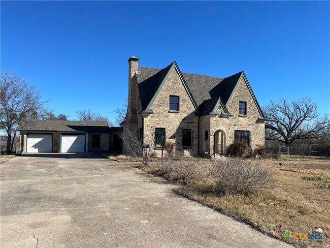 Building Photo - 111 W Fowler Ave