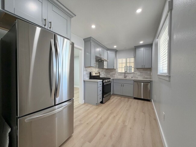 Building Photo - Bright & Spacious 1 Bedroom + 1 Bath with Private Yard & In-Unit Laundry