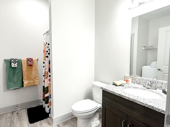 Baño de unidad modelo - Mona Shores Flats