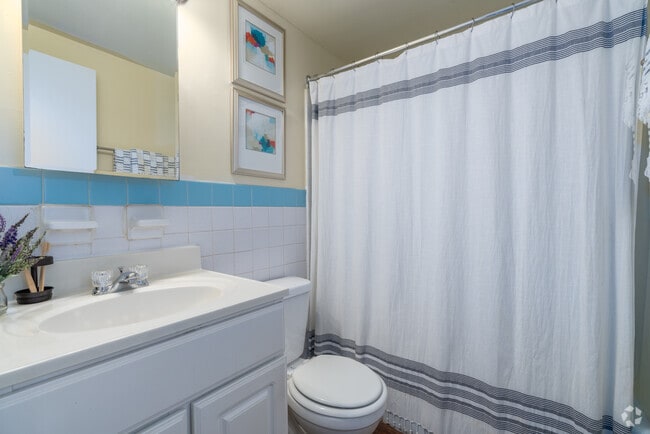 2BR, 1BA - 925SF - Bathroom