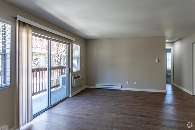 2BR, 2BA - 840 SF