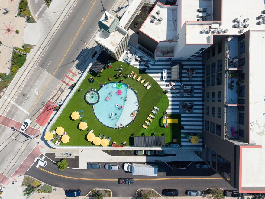 Lux: Wonderland in Crossroads / Katz on Main