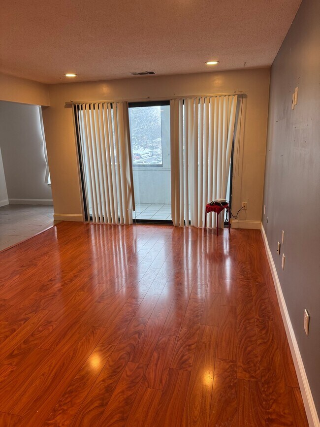 Building Photo - 16 Shrewsbury Green Dr