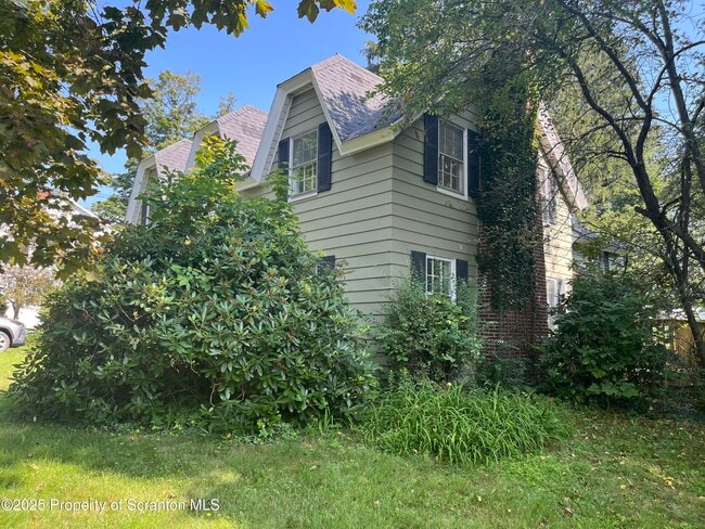 Photo - 321 Maple St