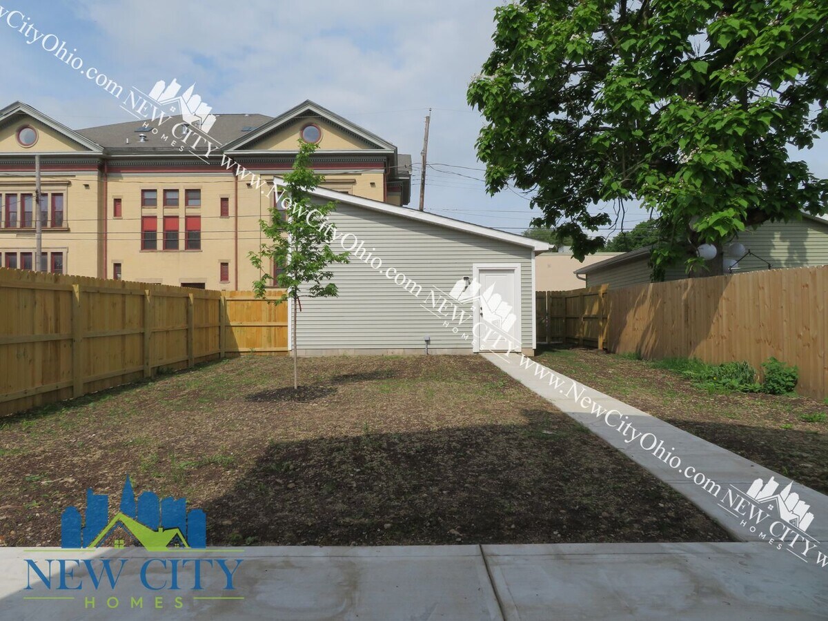 Photo - 3 Bedrooms, 2.5 Bathrooms with 2 Car Garag...