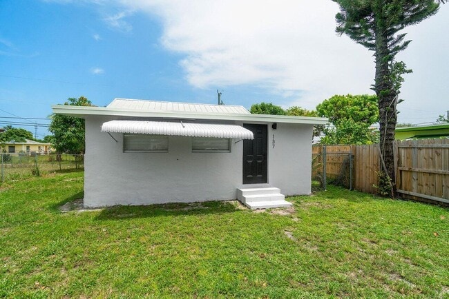 Photo - 137 SW 9th Ave