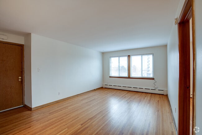 1BR, 1BA - 575SF with Hardwood