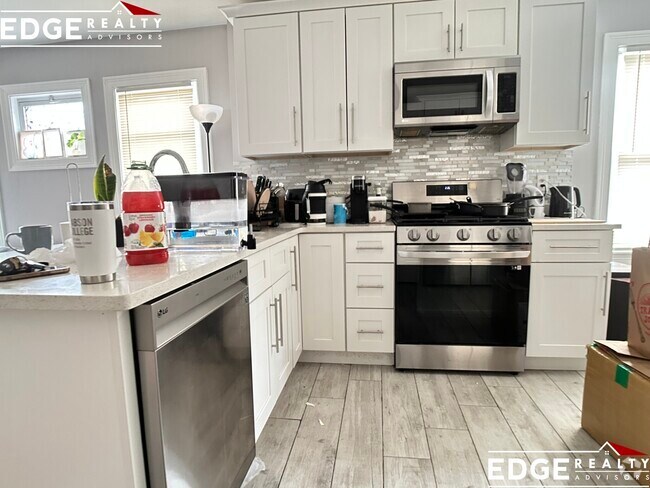 Building Photo - 9 Elmira St Rental