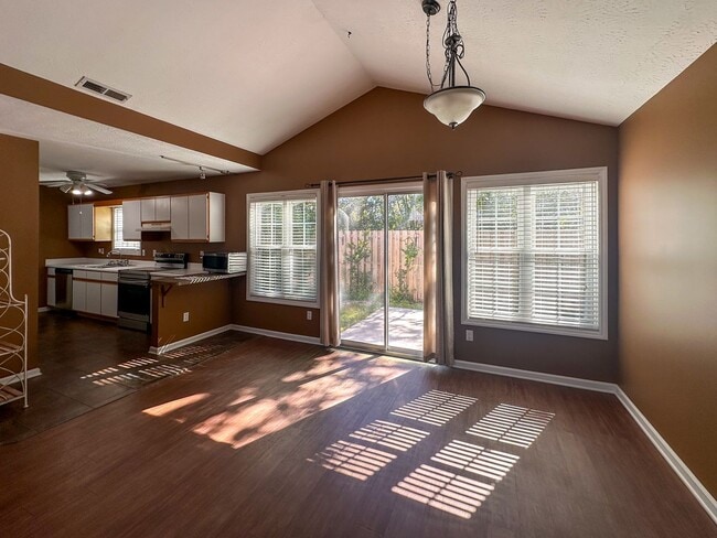 Photo - Stunning, pet friendly townhouse located i...