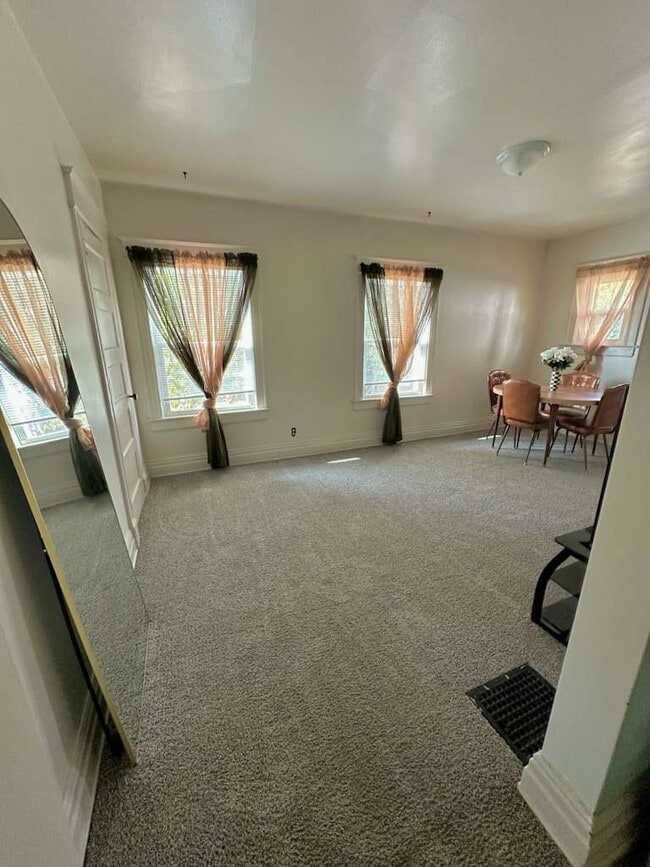 Photo - 511 W Jefferson Blvd