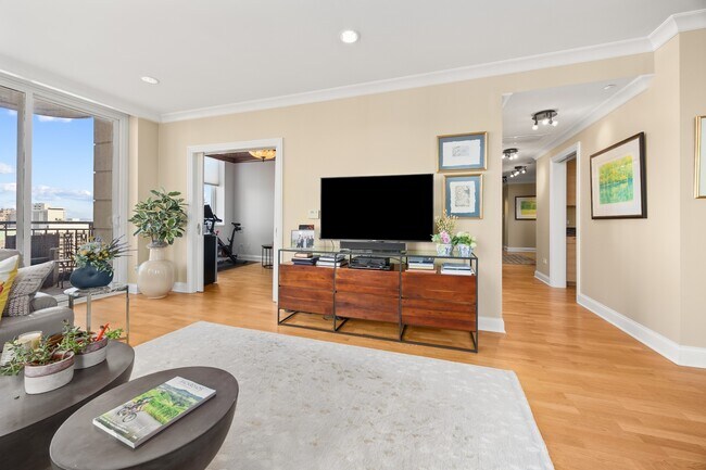 Photo - 10 E Delaware Pl Unit 27E