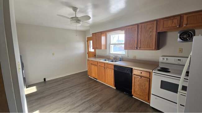 Photo - 1920 Pickle Rd