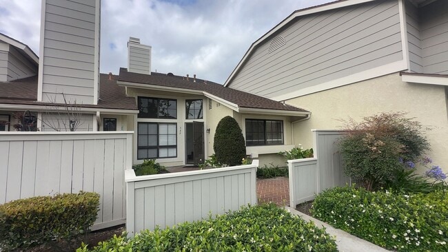Building Photo - 2 Bdrm Condo in the Gated Saratoga Community
