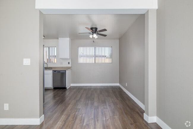 2 habitaciones, 2 baños - 1000 pies cuadrados - Cocina - 910 Enterprise Ave.