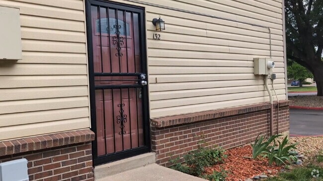 Building Photo - "Charming 2-Bed Condo Retreat in Lakewood ... Unit 132