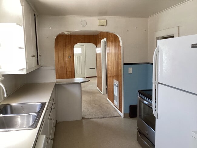 Building Photo - Charming 2BR Home with Spacious Yard, Detached Garage & Garden Oasis Unit A