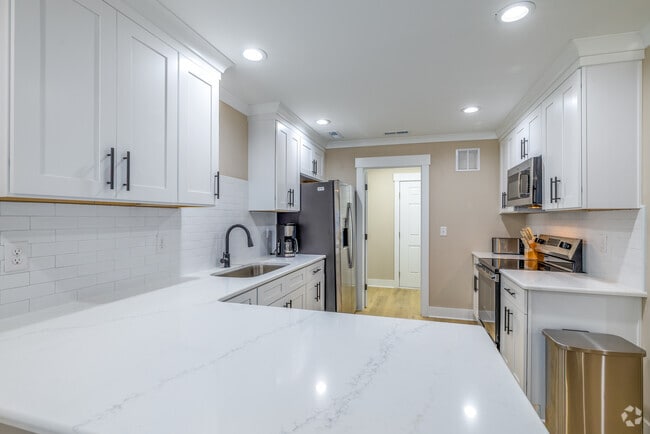 2BR, 2BA - 950SF - Kitchen