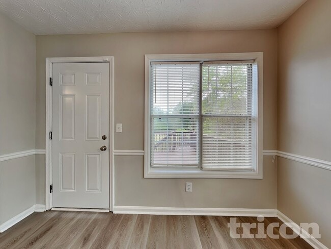 Photo - 1685 Nottingham Way