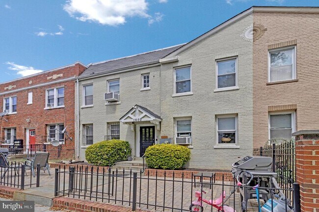Building Photo - 1602 Isherwood St NE Unit 3