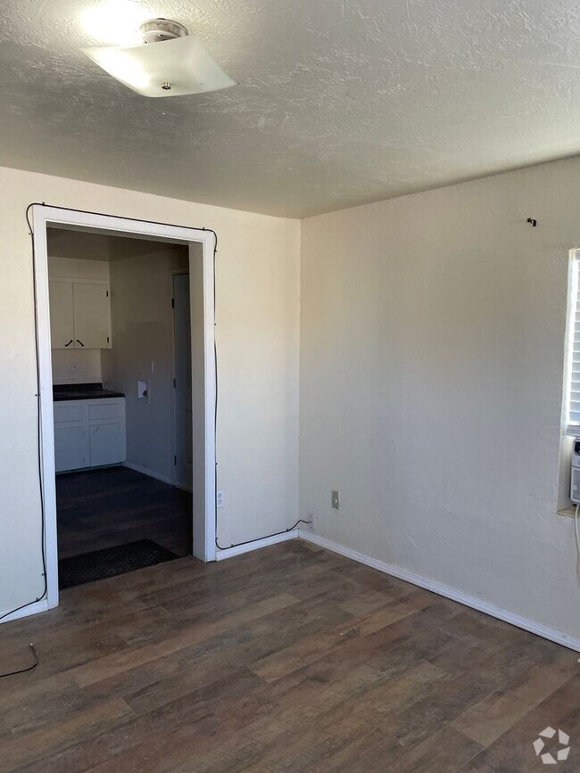 Building Photo - Nice two bed, one bath unit! Rental
