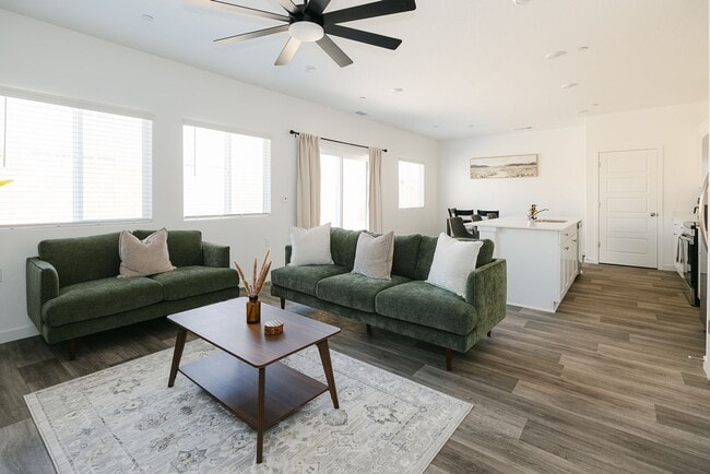 Photo - 980 Rubcom Road W
