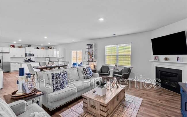 Photo - 349 Willowbrooke Way