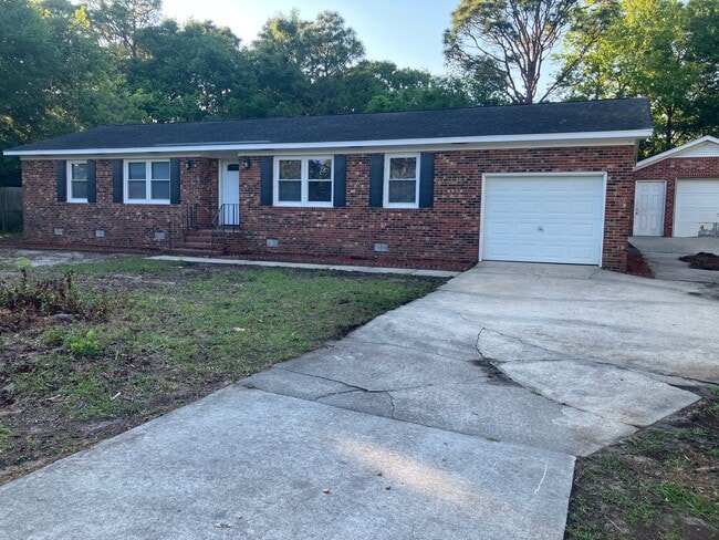 Building Photo - 813 Hiawatha Dr