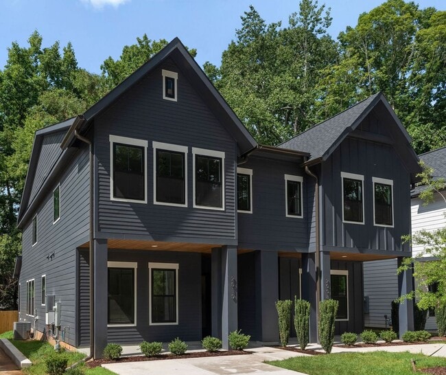 Photo - 2010 St John St