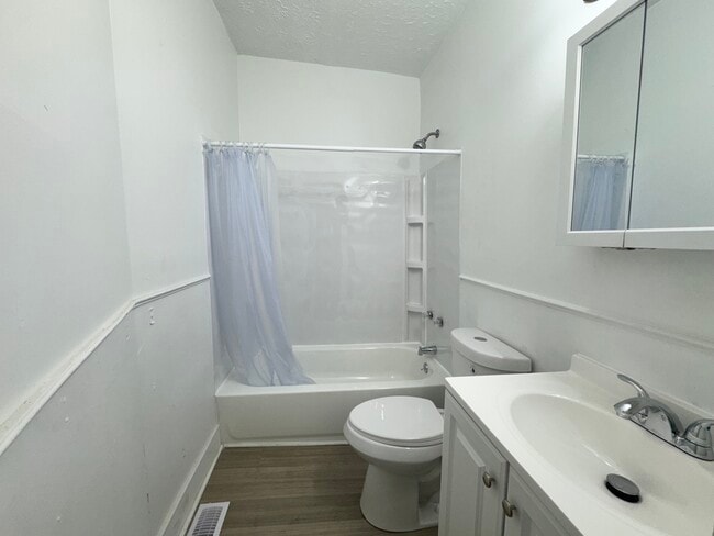 2195 E 73rd St Unidad Down