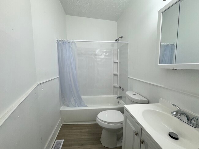 Photo - 2195 E 73rd St Unidad Down
