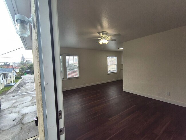Photo - Newly Remodeled Spacious 1BD/1BTH Located In Hayward Near Mission Blvd!!!