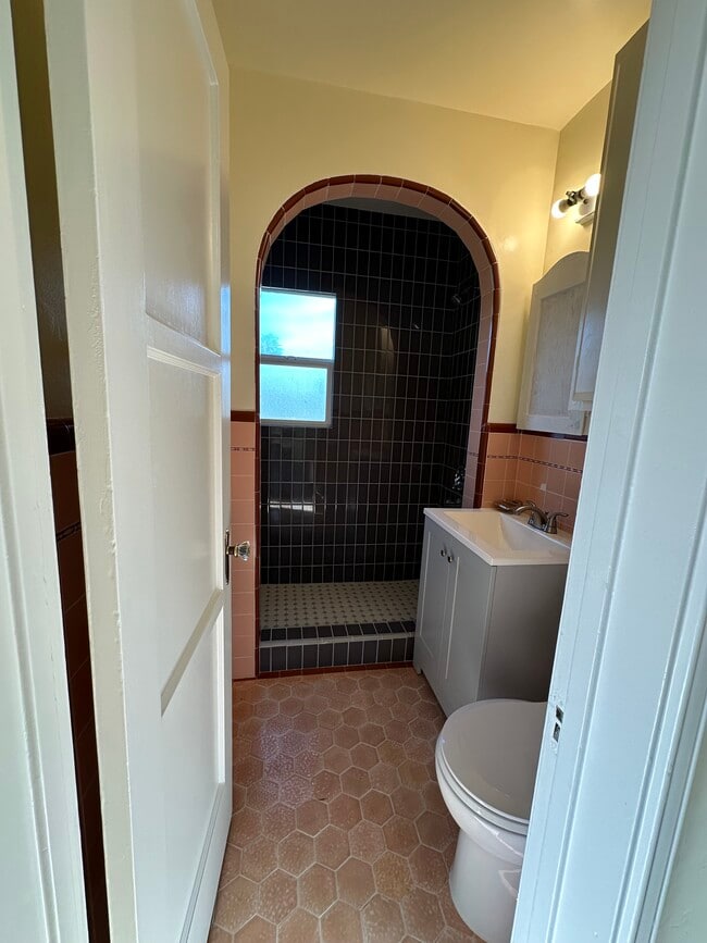 Building Photo - 914 E 68th St Unit B