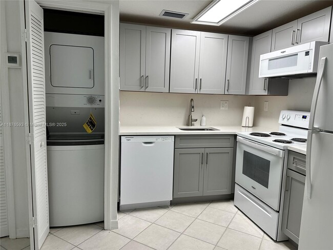 Building Photo - 3051 SW 27th Ave Unit 205 Rental