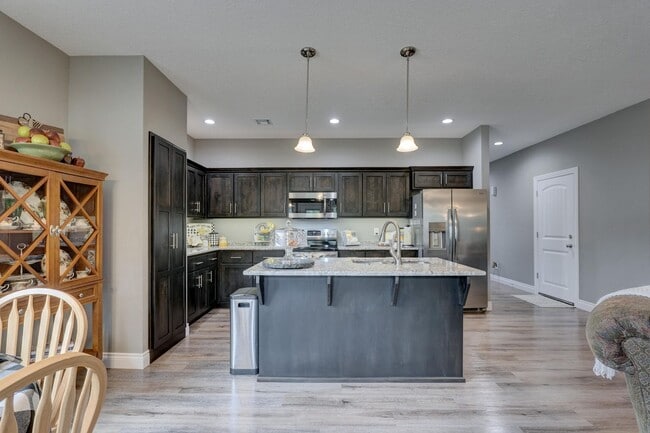 605 Applewood Ln